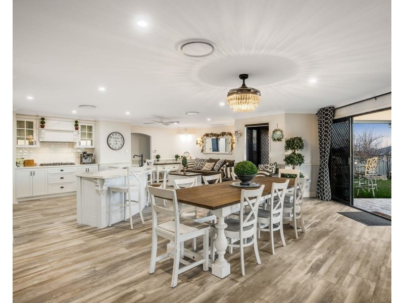 4 Weale Street, Mount Kynoch QLD 4350