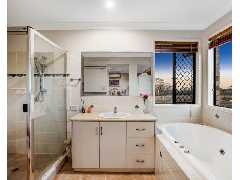 4 Weale Street, Mount Kynoch QLD 4350