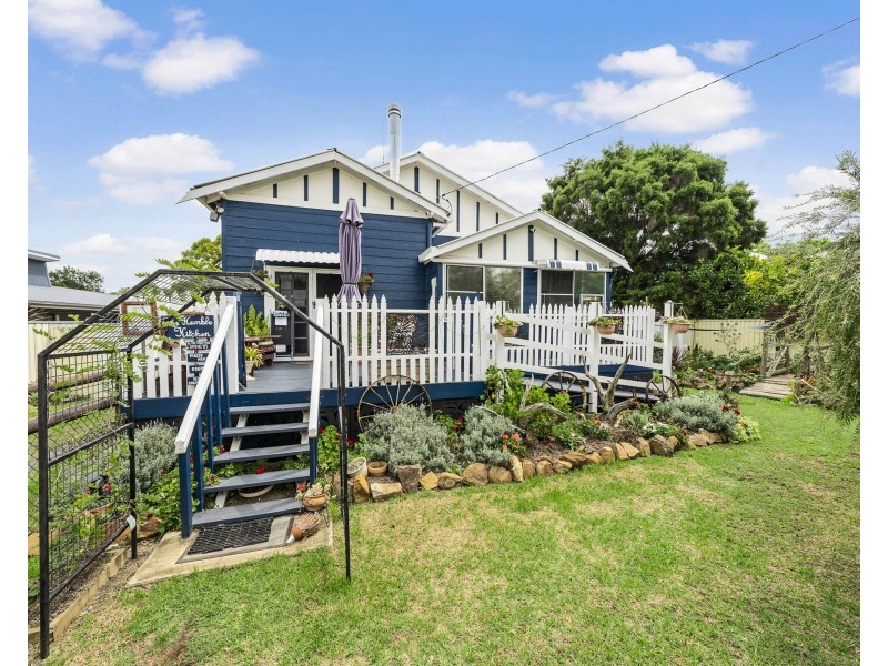 81 Mocatta Street, Goombungee QLD 4354