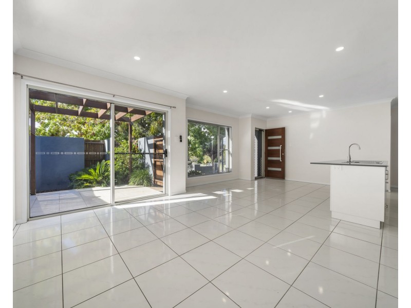 1/106a South Street, Centenary Heights QLD 4350