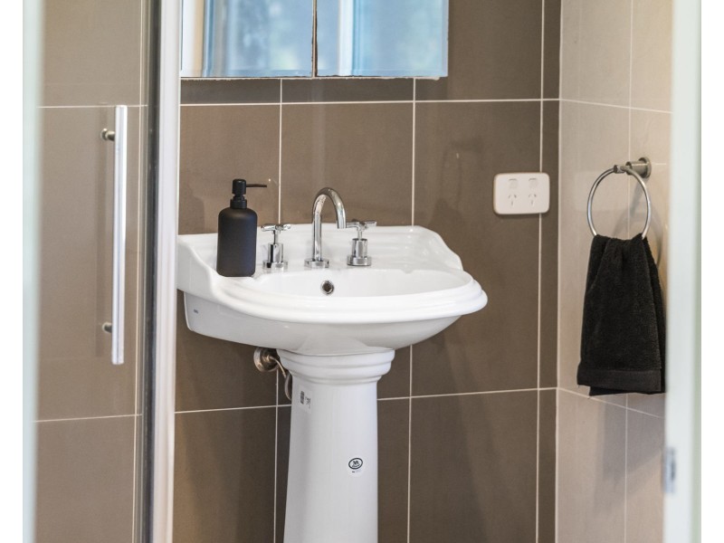 50 Mackenzie Street, Mount Lofty QLD 4350