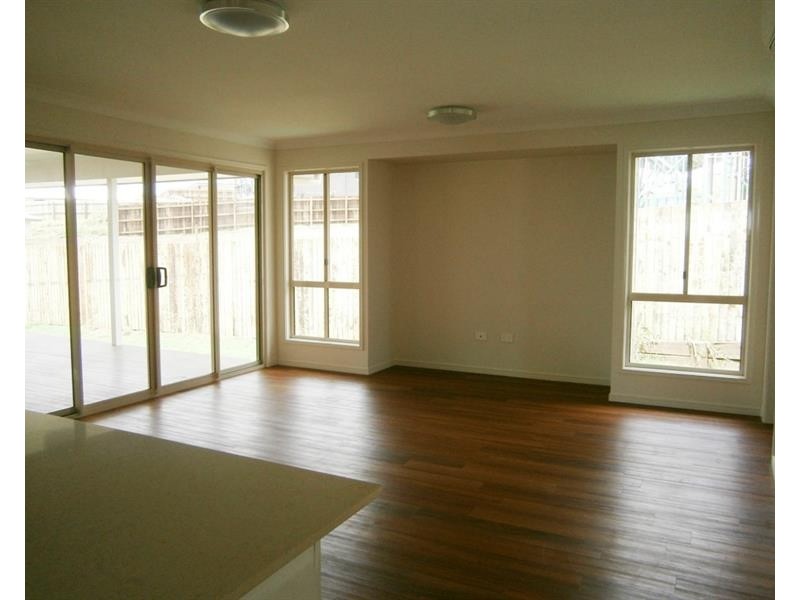 4 Reserve Rd, Cranley QLD 4350