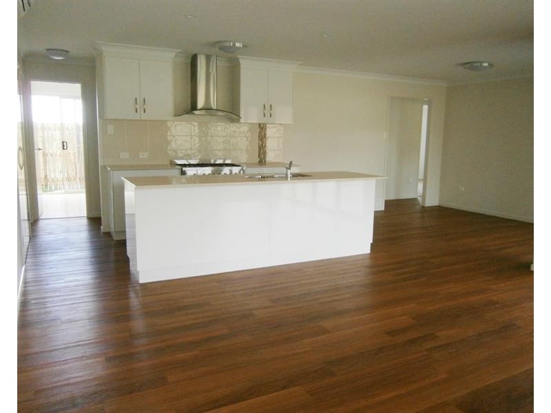 4 Reserve Rd, Cranley QLD 4350