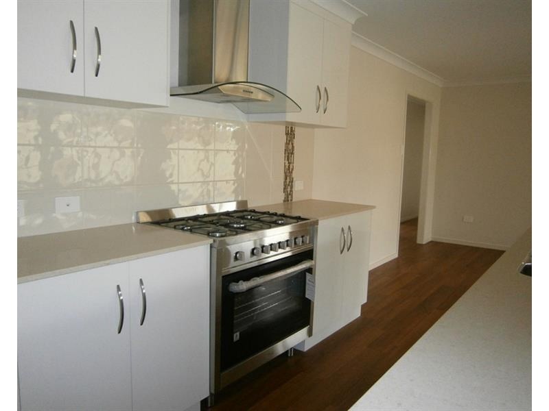 4 Reserve Rd, Cranley QLD 4350