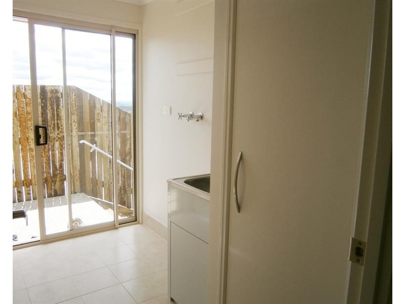 4 Reserve Rd, Cranley QLD 4350