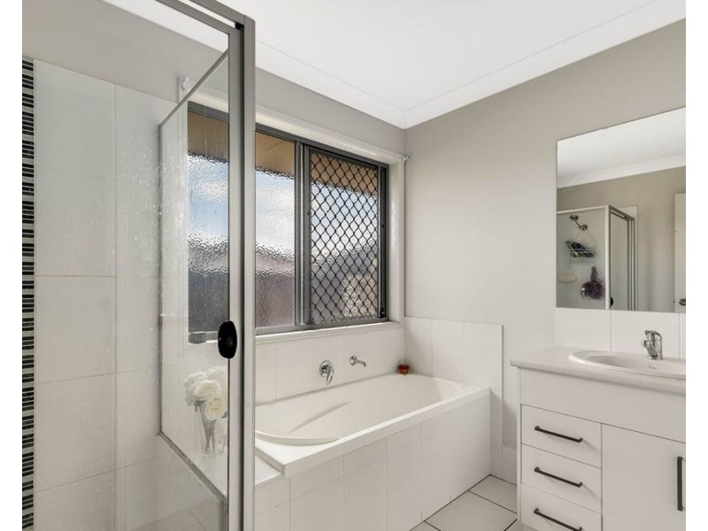 27 Taragon Street, Glenvale QLD 4350
