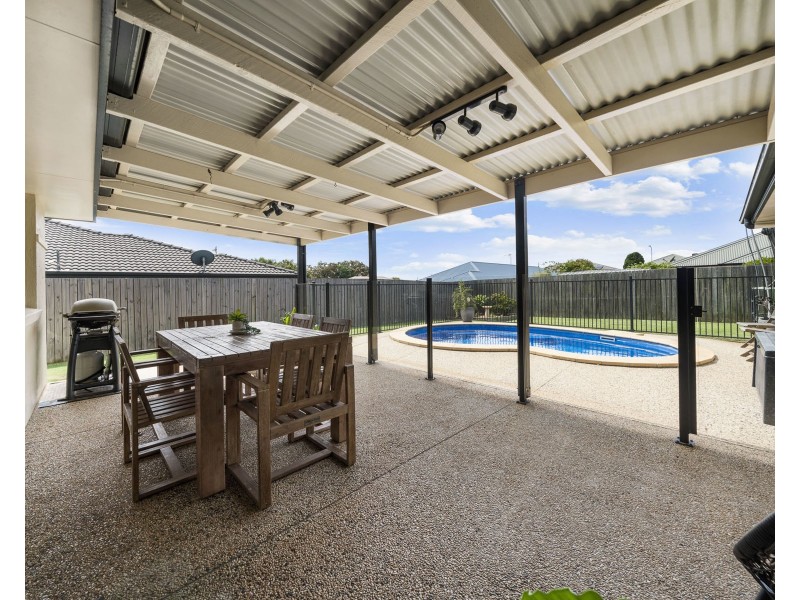 24 Scullin Street, Middle Ridge QLD 4350
