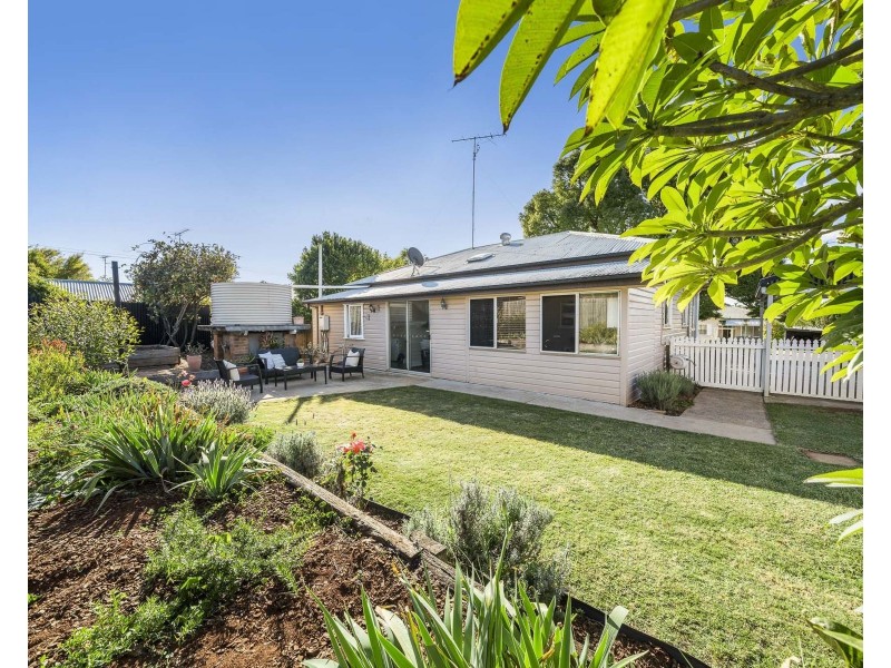 42 Victory Street, Newtown QLD 4350