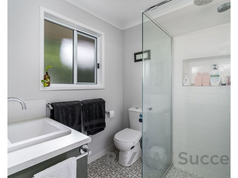 2 Hillcrest Court, Kearneys Spring QLD 4350