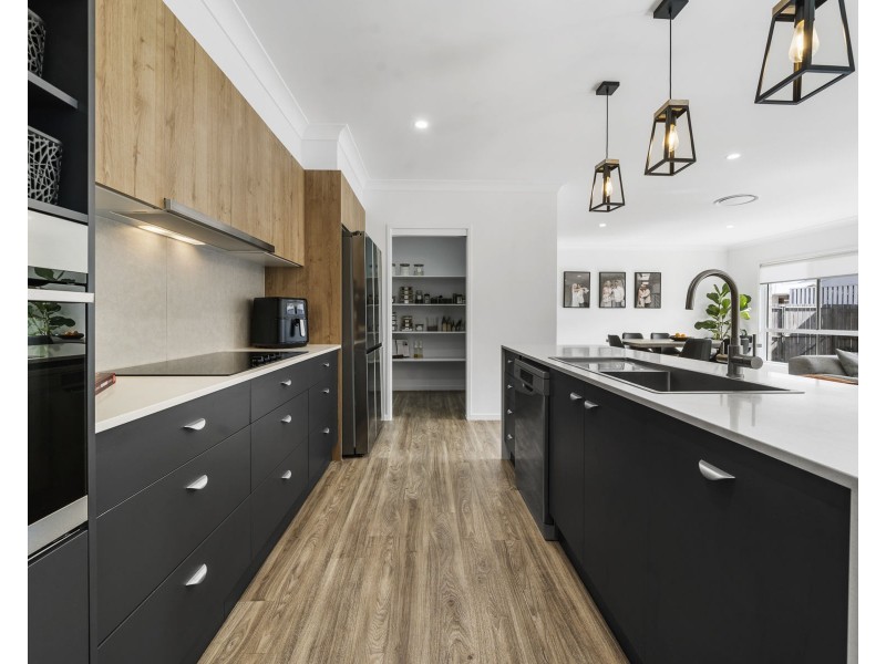 6 Staunton Avenue, Highfields QLD 4352