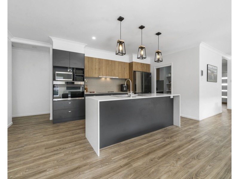 6 Staunton Avenue, Highfields QLD 4352