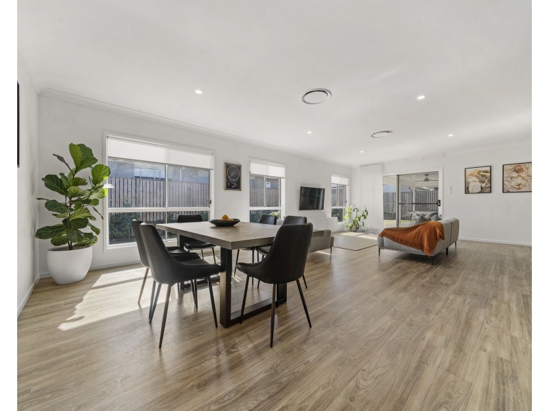 6 Staunton Avenue, Highfields QLD 4352