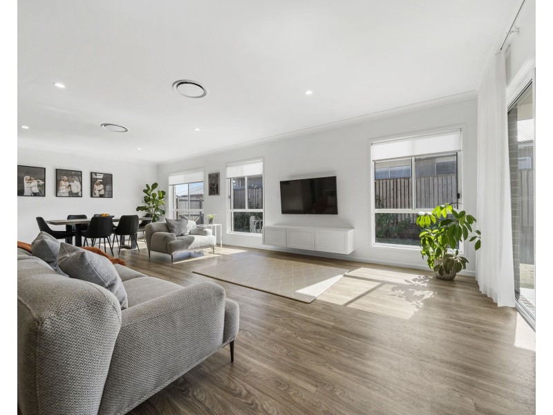 6 Staunton Avenue, Highfields QLD 4352