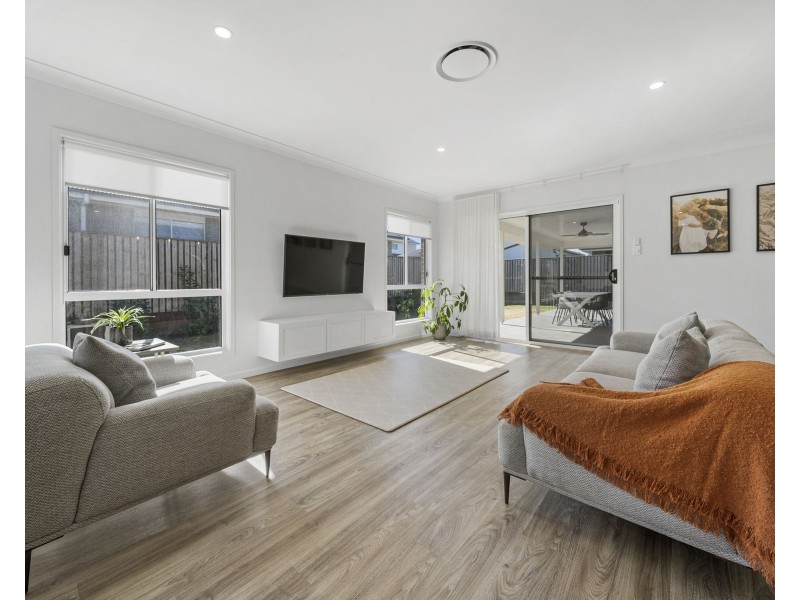 6 Staunton Avenue, Highfields QLD 4352