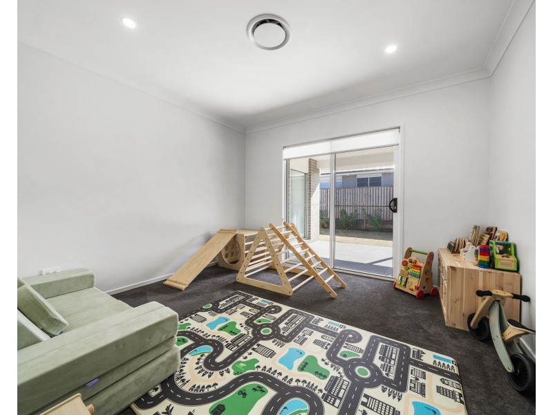 6 Staunton Avenue, Highfields QLD 4352