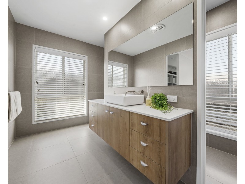 6 Staunton Avenue, Highfields QLD 4352