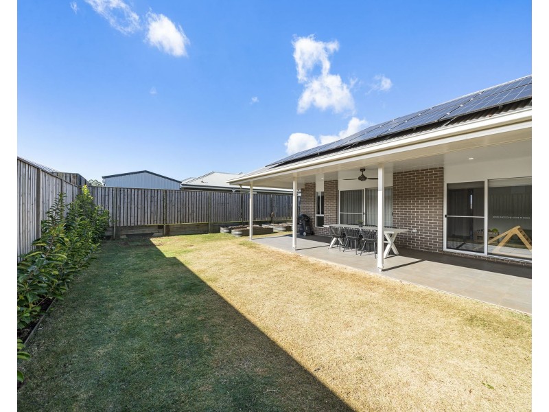 6 Staunton Avenue, Highfields QLD 4352