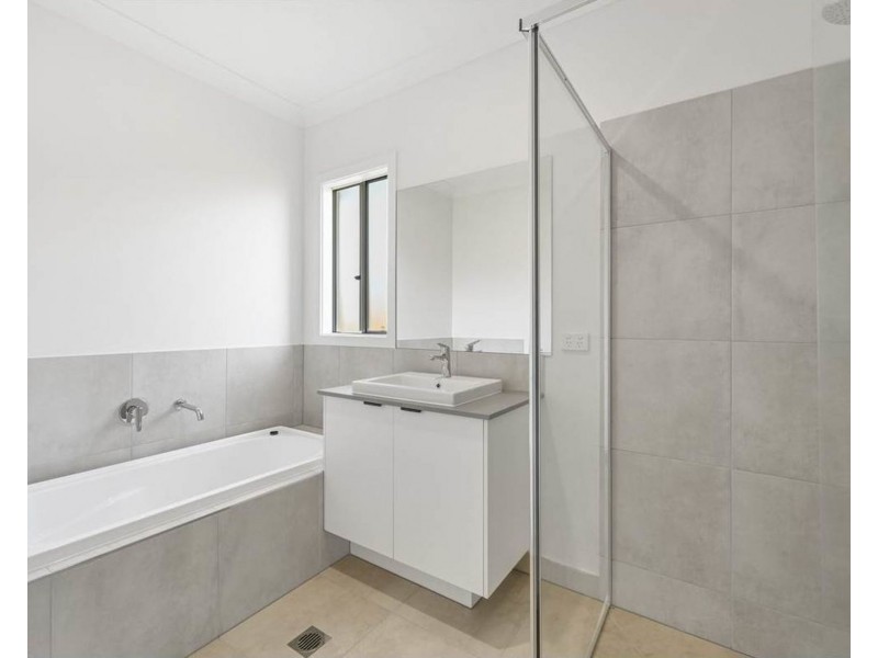 7 Clara May Street, Cotswold Hills QLD 4350