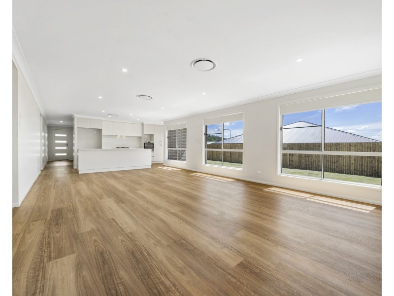 4 Clara May Street, Cotswold Hills QLD 4350