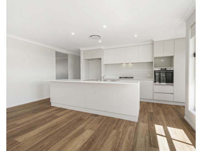 4 Clara May Street, Cotswold Hills QLD 4350