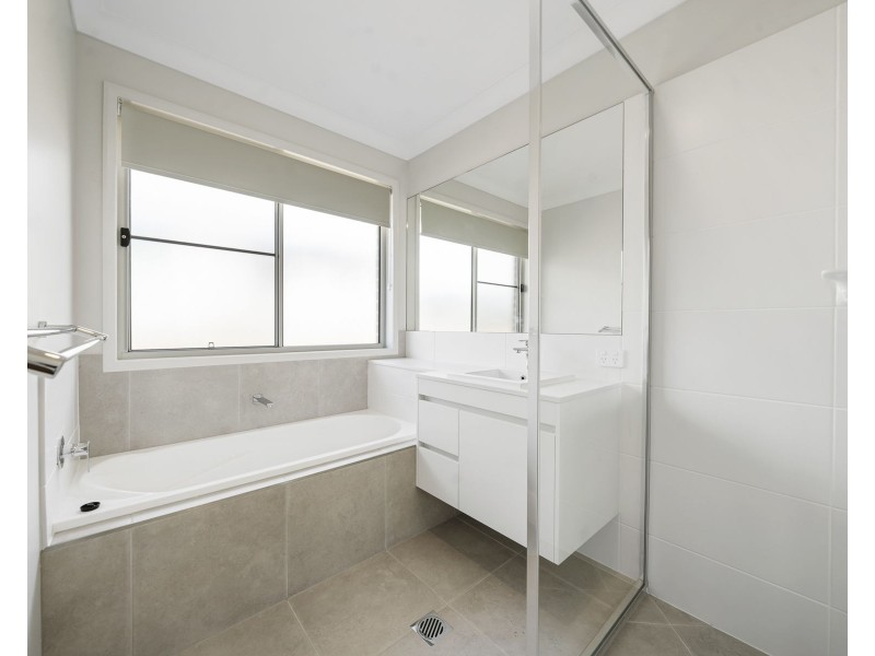 4 Clara May Street, Cotswold Hills QLD 4350