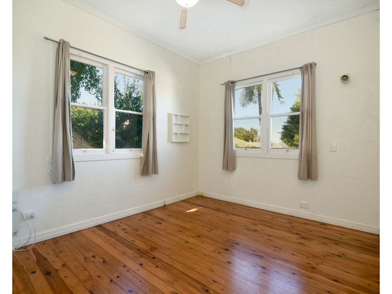 54b North Street, Mount Lofty QLD 4350