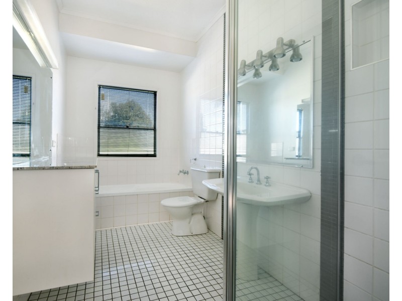 54b North Street, Mount Lofty QLD 4350