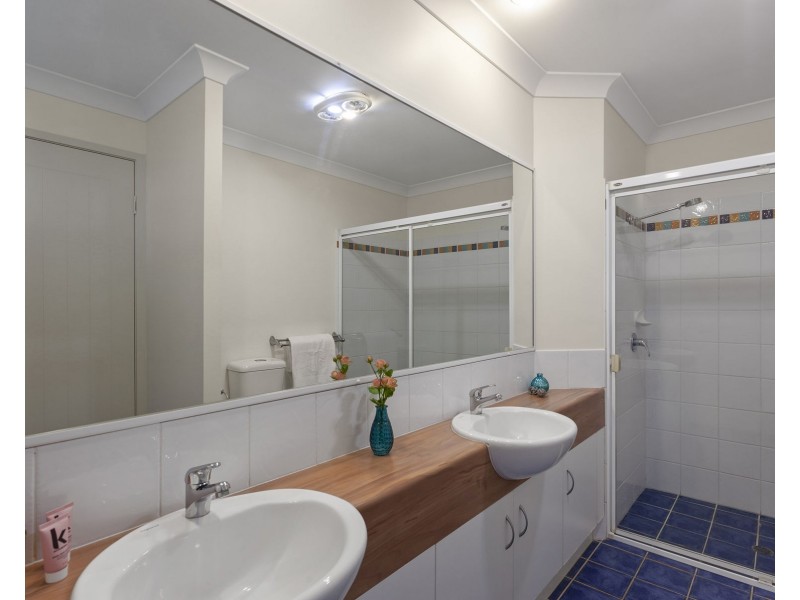 11 Scullin Street, Middle Ridge QLD 4350