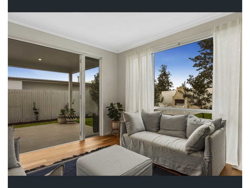 6 Moncrieff Close, Middle Ridge QLD 4350