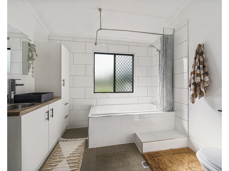 9 Dale Street, Crows Nest QLD 4355