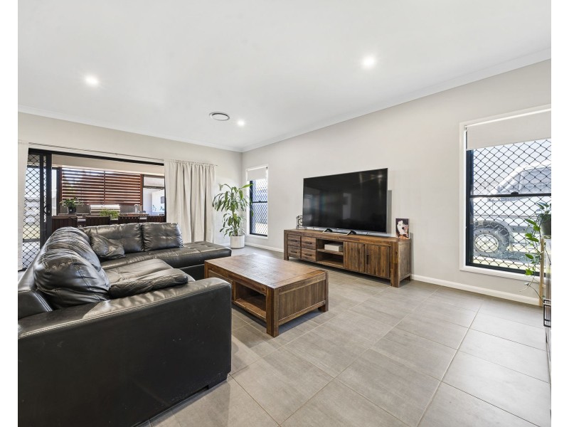 15 Kellett Drive, Westbrook QLD 4350