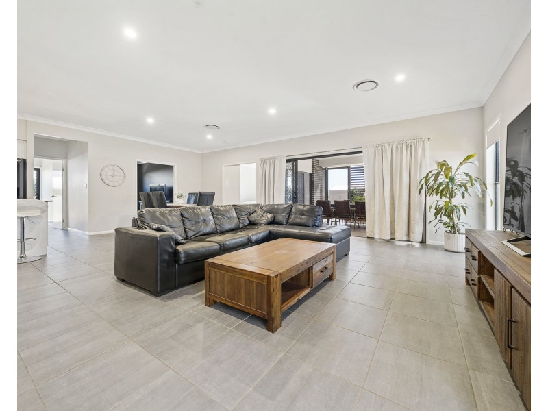 15 Kellett Drive, Westbrook QLD 4350