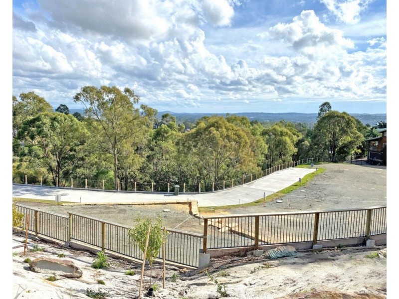 18 Hillside Crescent, Edens Landing QLD 4207