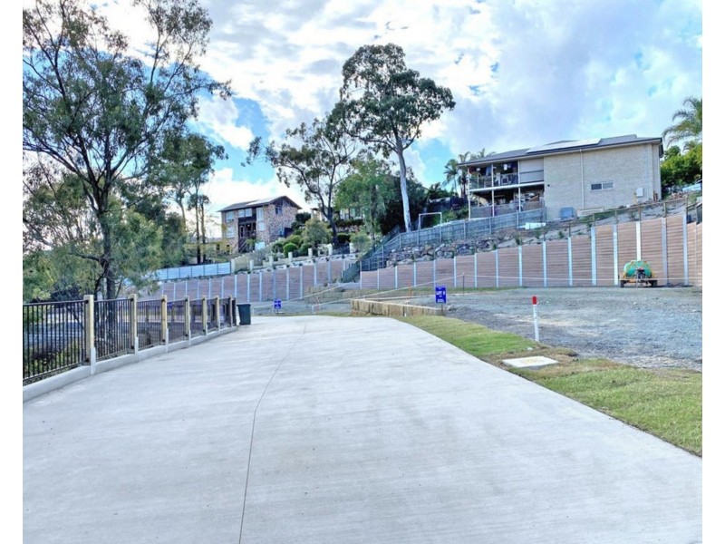 18 Hillside Crescent, Edens Landing QLD 4207