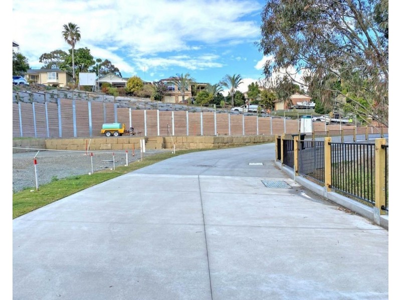 18 Hillside Crescent, Edens Landing QLD 4207