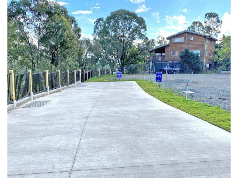 18 Hillside Crescent, Edens Landing QLD 4207