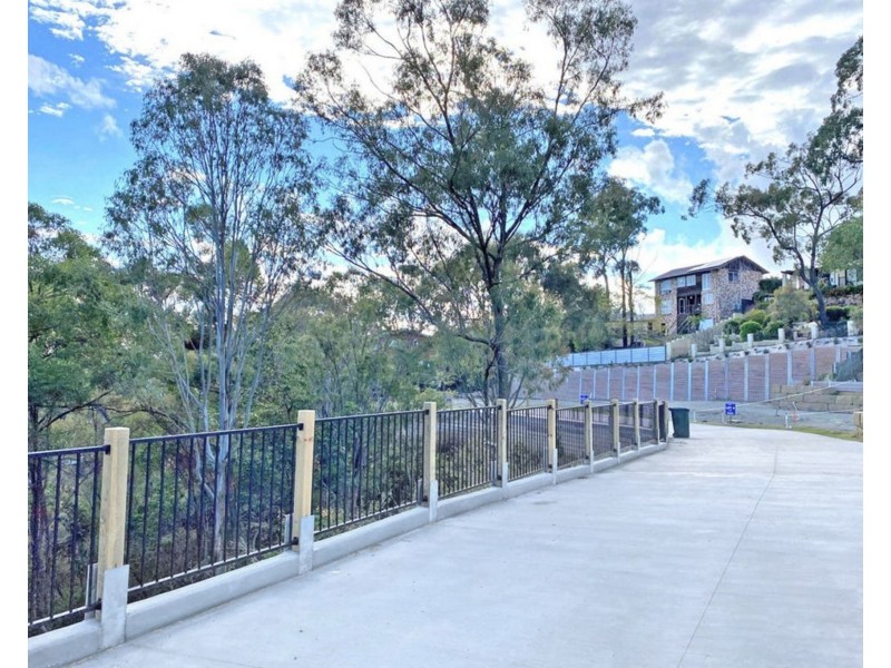 18 Hillside Crescent, Edens Landing QLD 4207