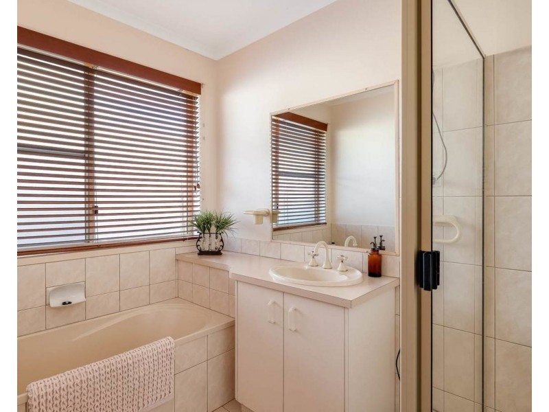 34 Gainsborough Drive, Glenvale QLD 4350