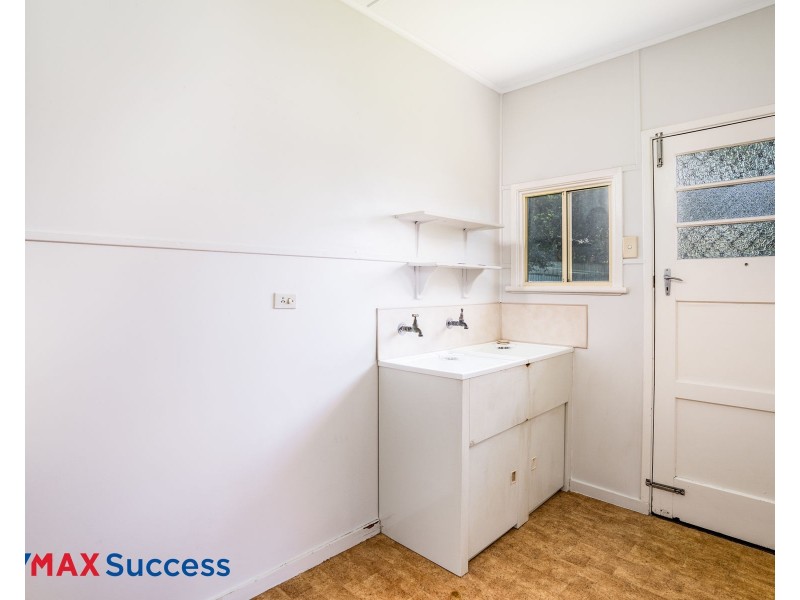 22 Esther Street, Mount Lofty QLD 4350