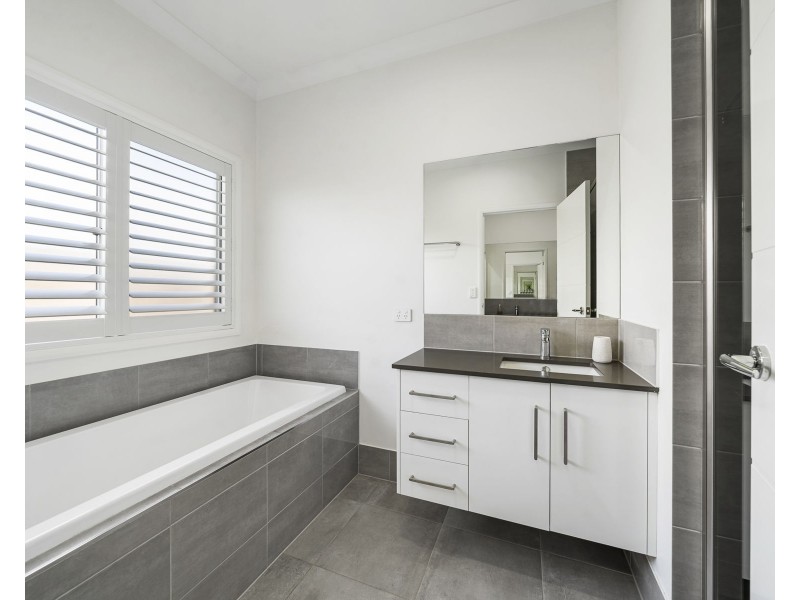 24 McGrory Drive, Kearneys Spring QLD 4350