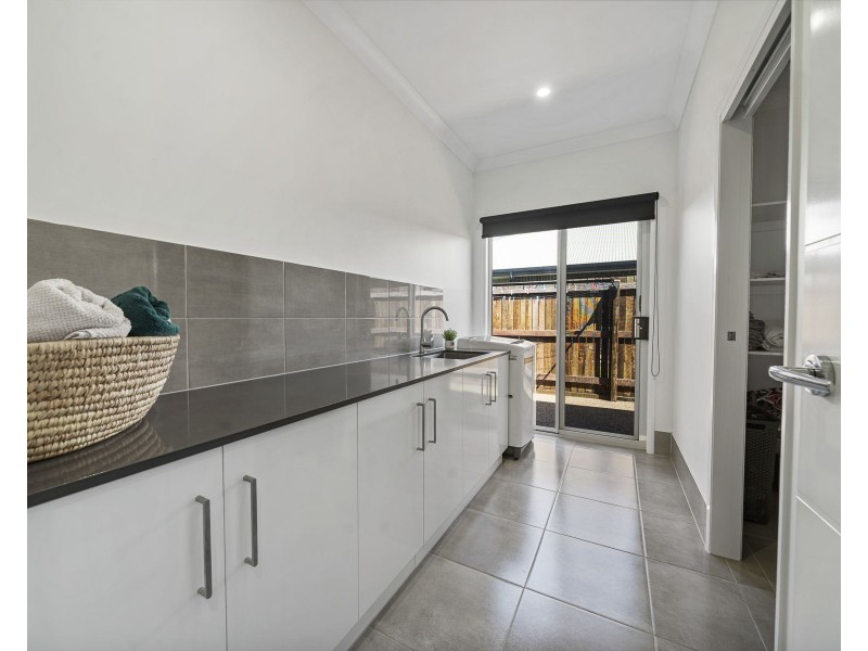 24 McGrory Drive, Kearneys Spring QLD 4350