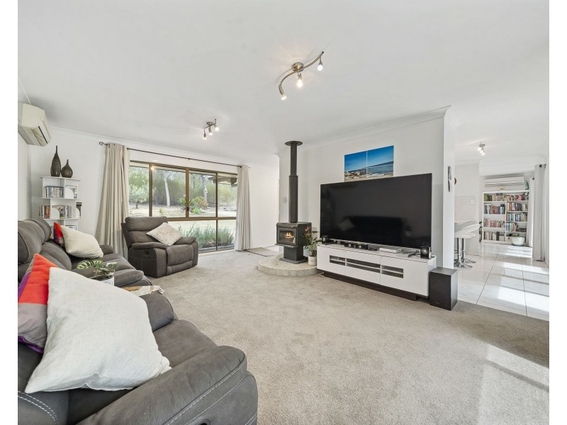 33 Gloucester Court, Mount Hallen QLD 4312