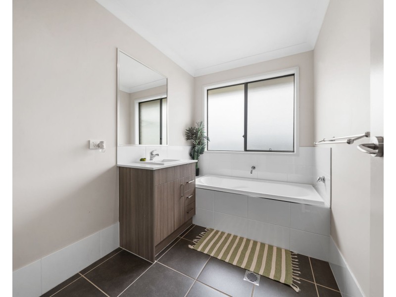 2/90 Sanctuary Drive, Cranley QLD 4350