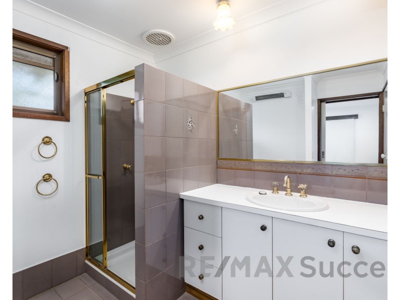 16 Hilltop Crescent, Blue Mountain Heights QLD 4350