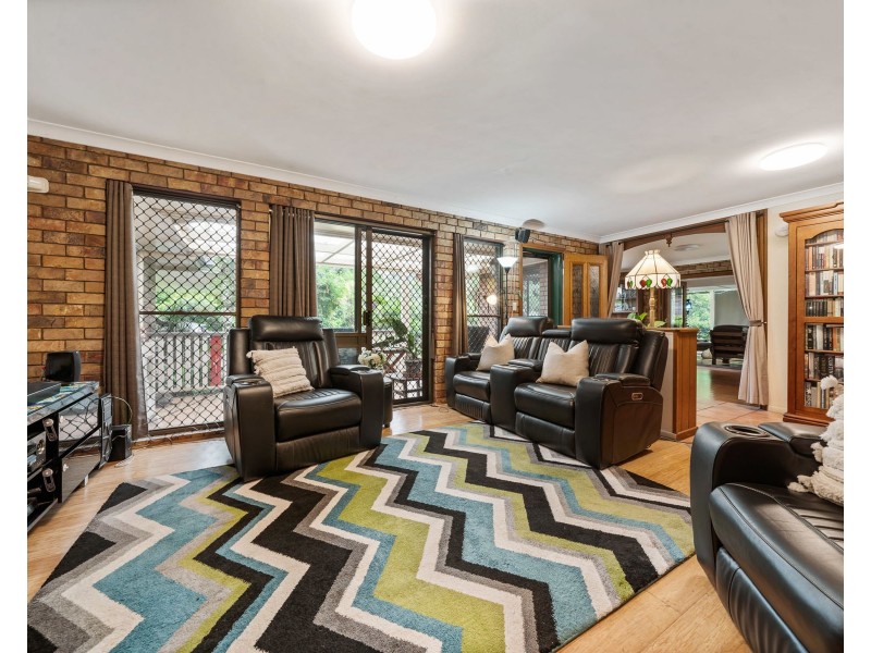 7 Crestview Crescent, Blue Mountain Heights QLD 4350