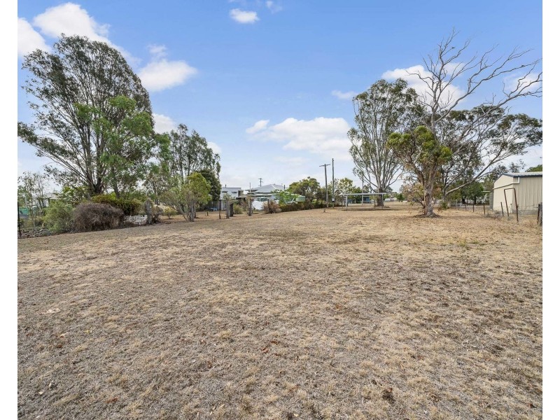 12 Peters Street, Goombungee QLD 4354