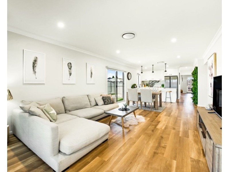 5 Madonna Circuit, Middle Ridge QLD 4350
