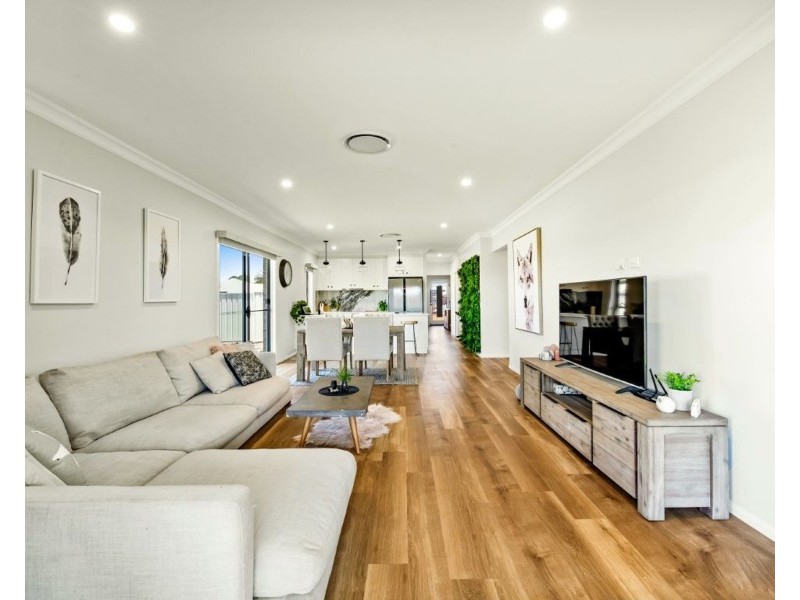 5 Madonna Circuit, Middle Ridge QLD 4350