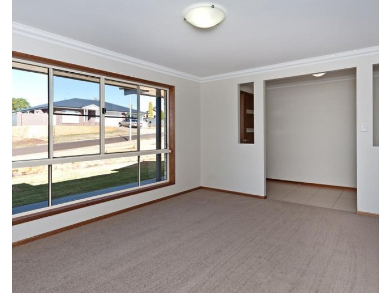 17 McMorrow Street, Kearneys Spring QLD 4350