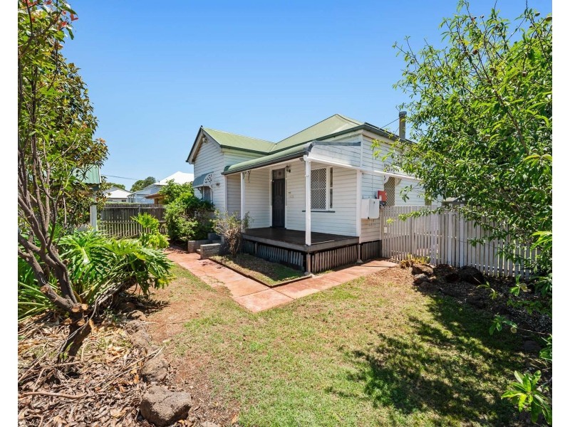 1 Clairmont Street, Newtown QLD 4350